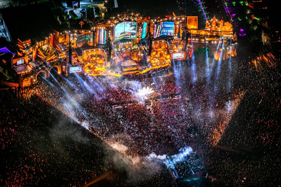 Pogled iz zraka na gomilu ljudi na Tomorrowlandu (foto:Tomorrowland/Facebook)